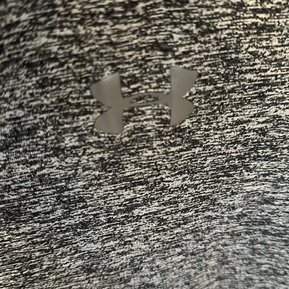 Men’s lightweight gray under armor top - Picture 2 of 3